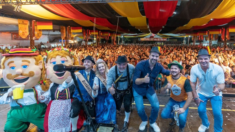 Der Gouverneur nimmt am 40. Curb Festival in Estancia Velha teil